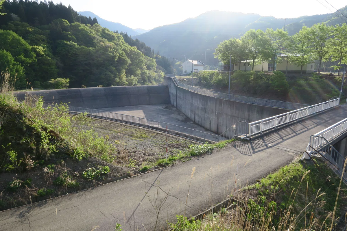 Mizusawa Dam [Happo Town, Akita Prefecture R] | 46.5m tall, slender and ...