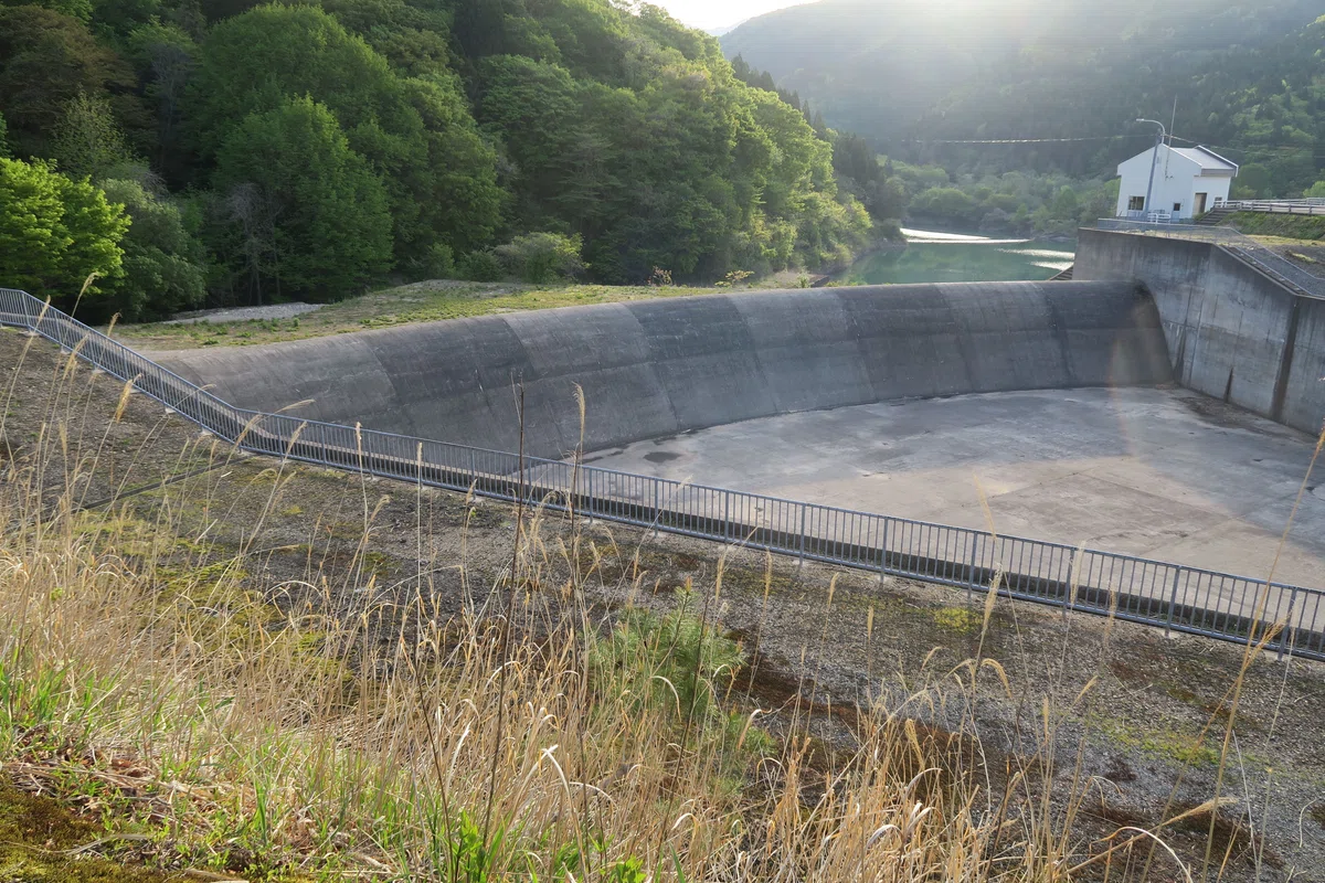 Mizusawa Dam [Happo Town, Akita Prefecture R] | 46.5m tall, slender and ...