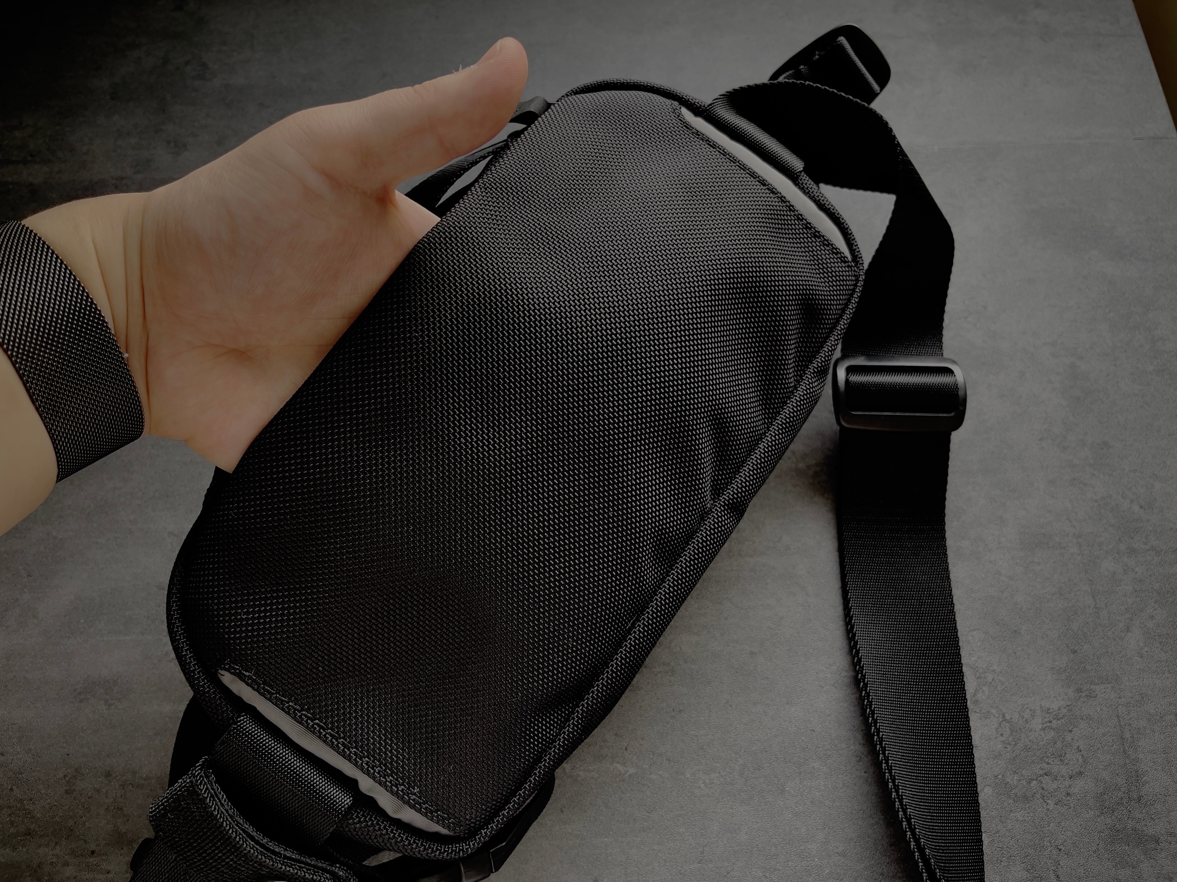 おすすめのスリングバッグ Aer City Sling 2｜Shu / ND18 - Apple, Gadget