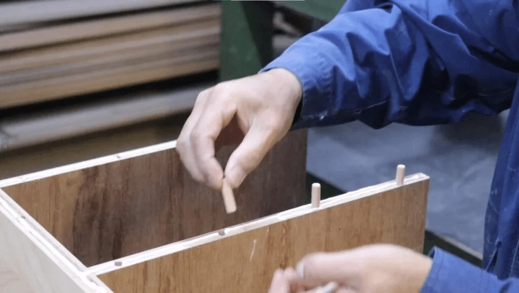 木製キャビネット 木工会社 技術者による ダボ継ぎ