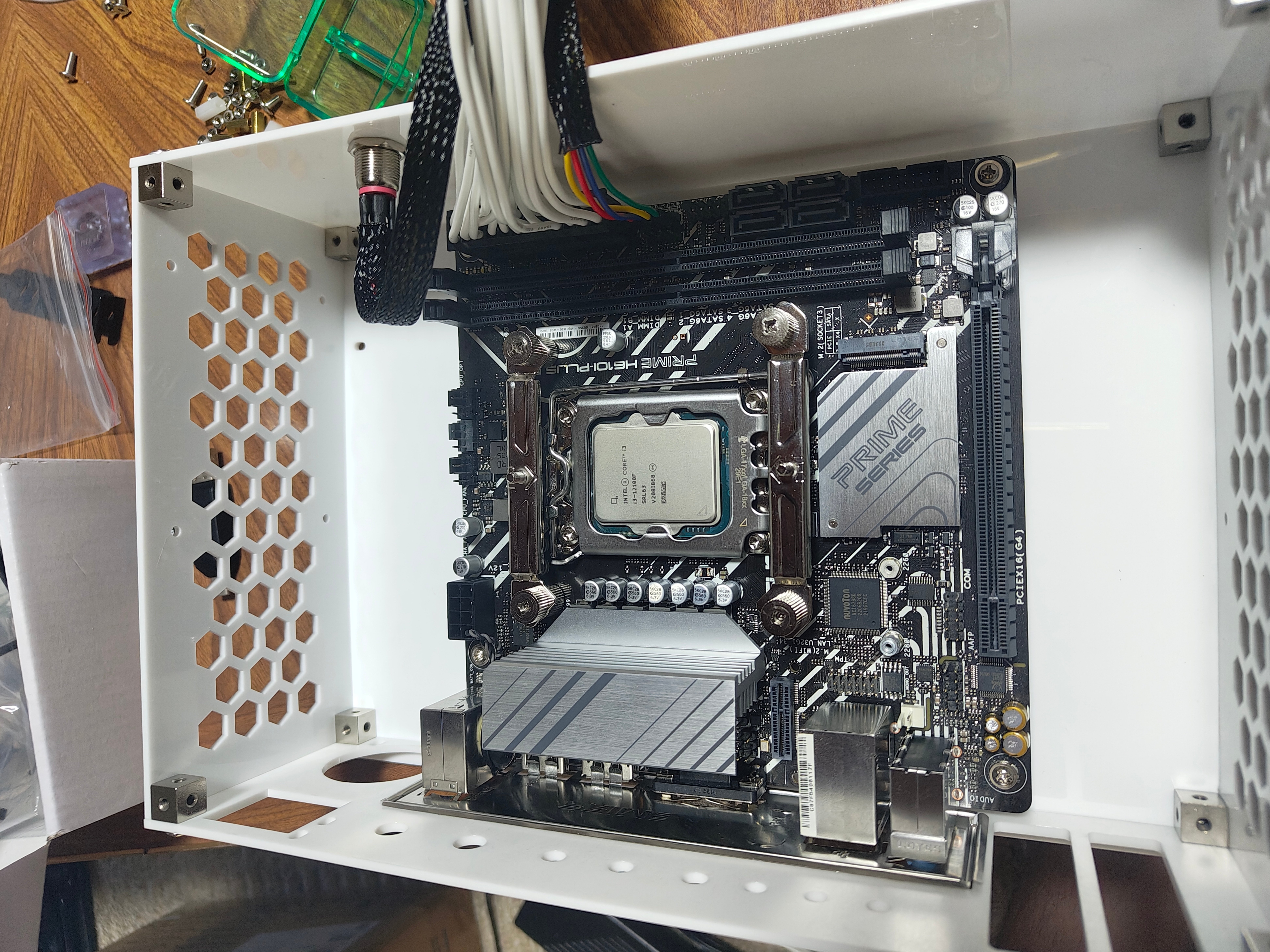 自分で組み立てるタイプのPCケースを組み立ててみたらやっぱりそう甘く