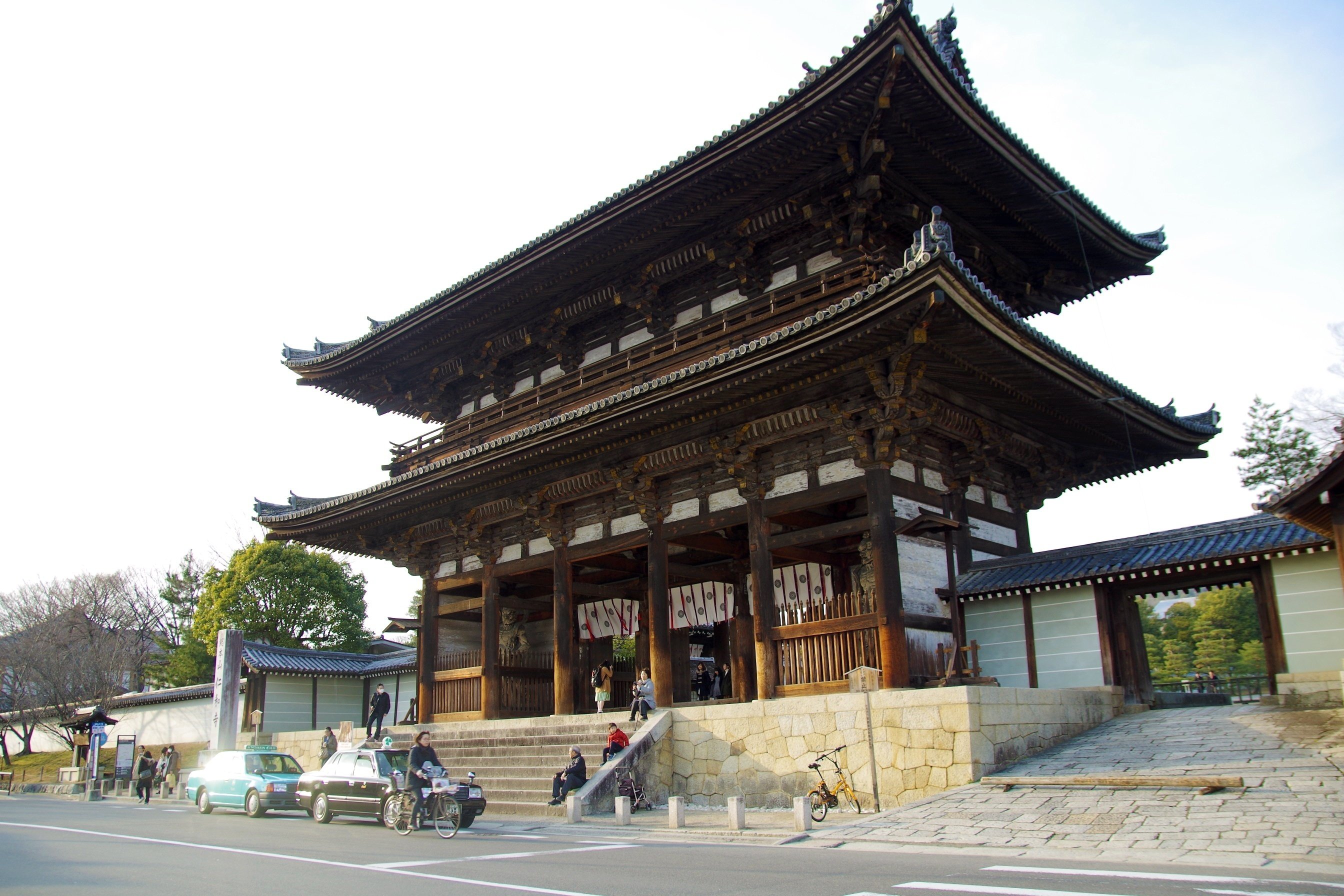 作家・井上靖が一番好きだった月夜の散歩道と仁和寺の二王門