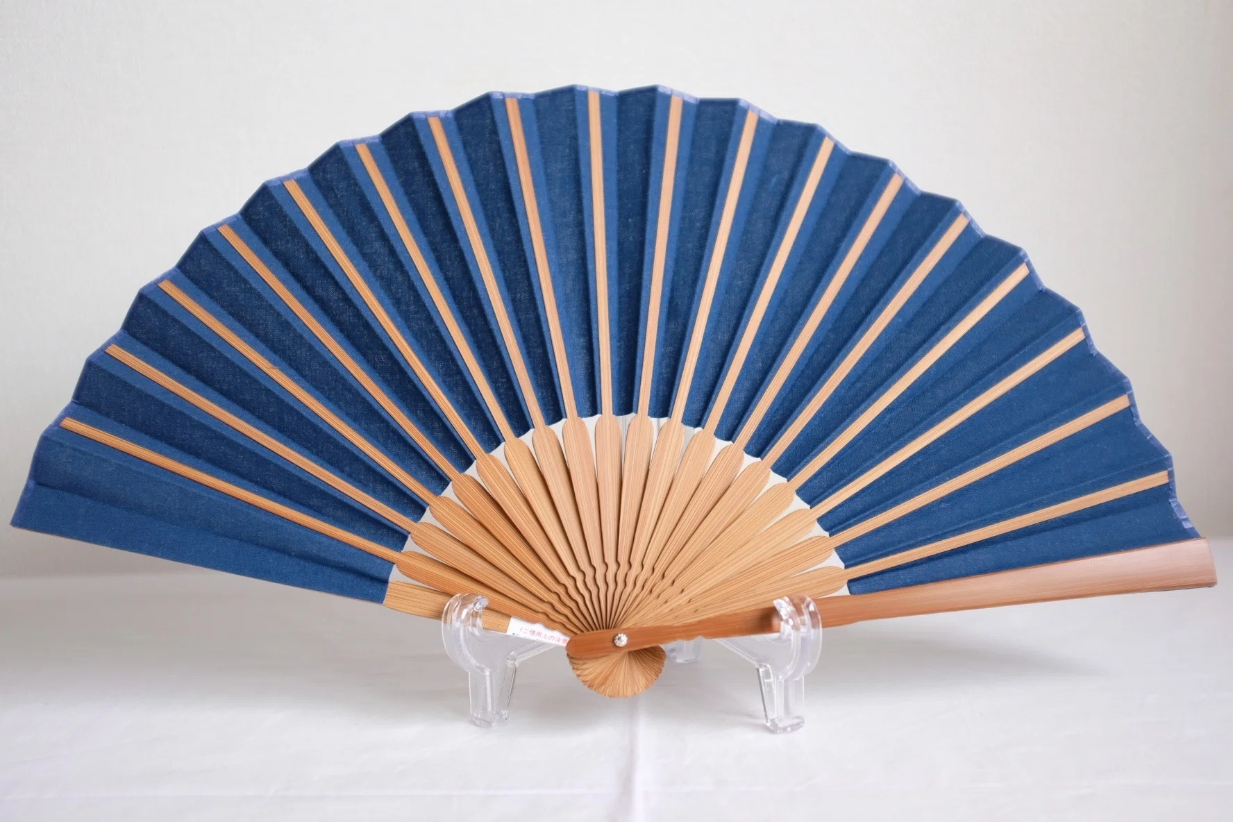 古布　両面染め　型染　藍染　上っ張り　紅花染め　団扇 製品紹介】藍染め布扇子の製作とその経緯について｜Takuma Futakami