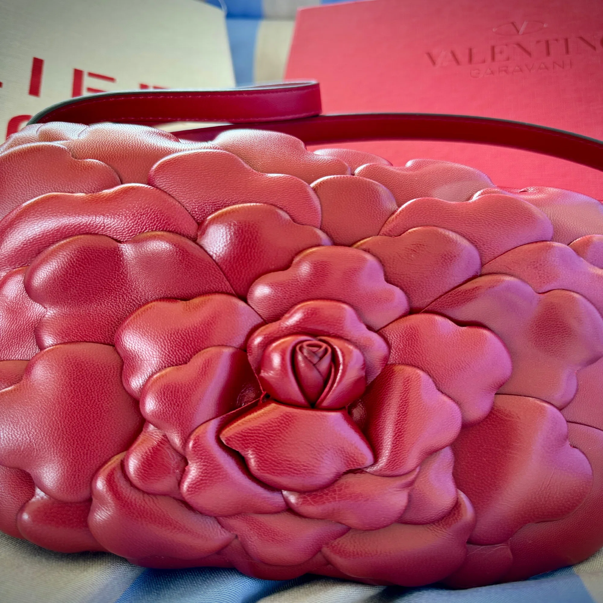 Valentinoレッドのローズエディションバッグが…叩き売られるなんて 