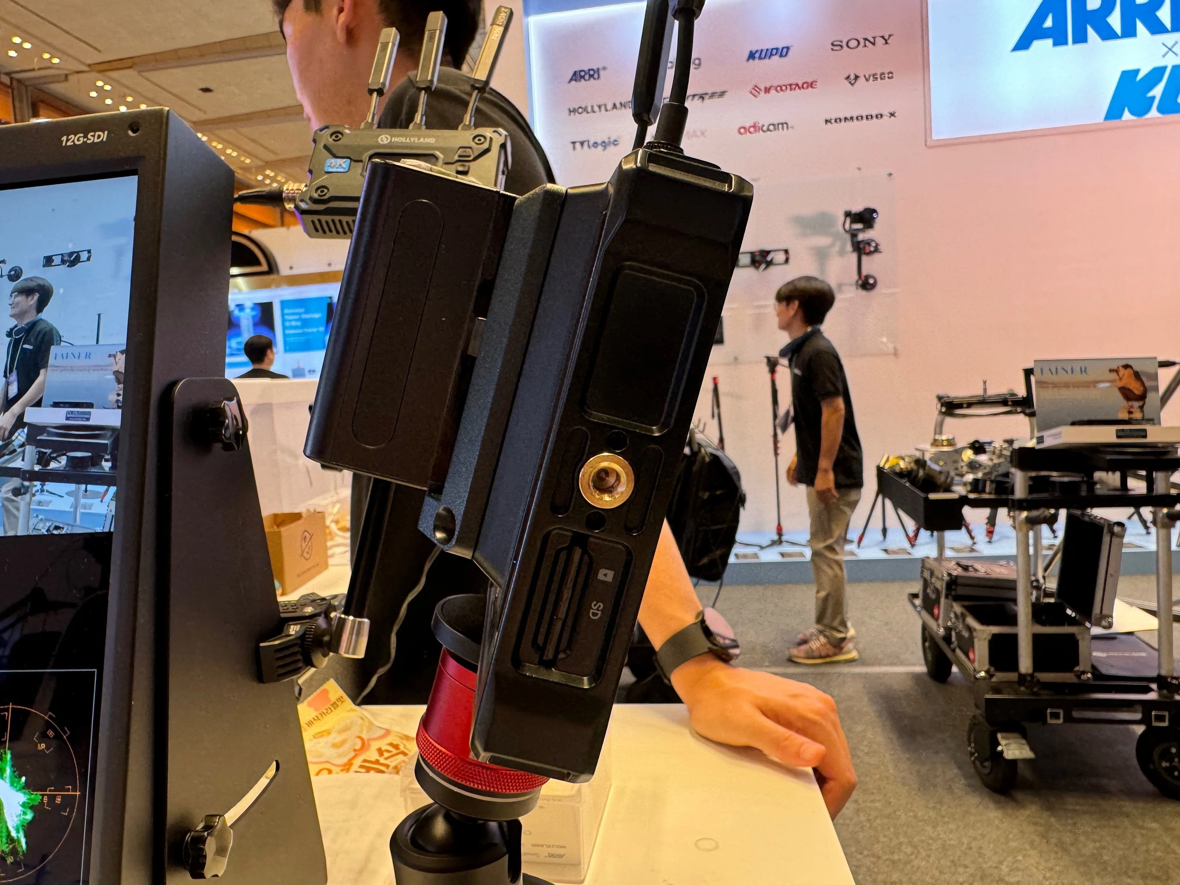 【美品】Hollyland Pyro 7 ワイヤレスモニター おまけ付き KOBA2024：Hollyland、「Pyro 7」を参考出品 モニタ付きワイヤレス