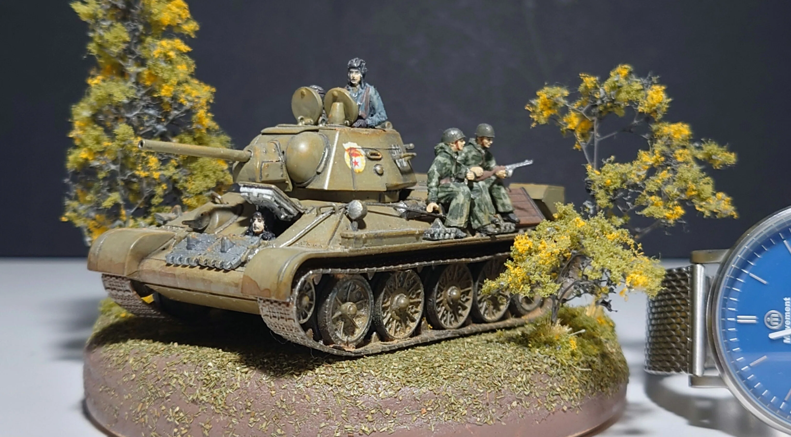 戦車模型 フィギュア付き カーキジオラマオブジェ向き 木製コースターの上に、小さなジオラマ空間を創る（NO.10）｜あおちゃん