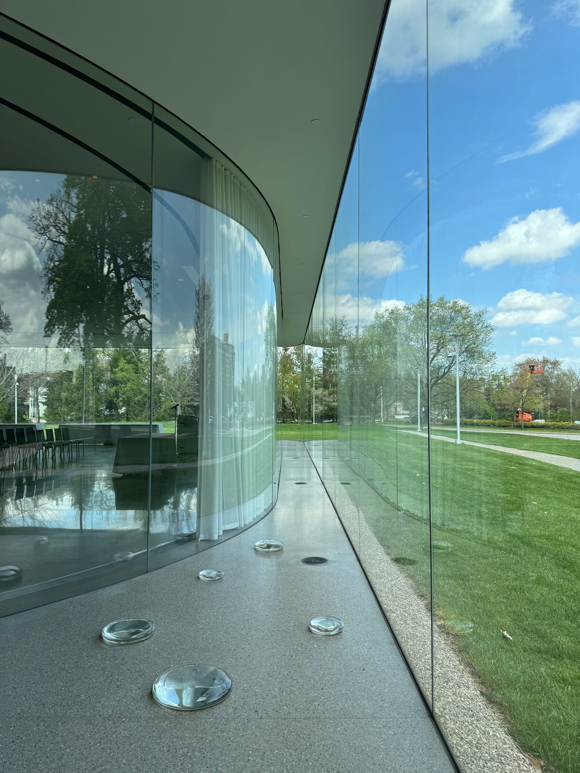 建築】重なり合うガラスが独自の空間をつくるトレド美術館ガラス