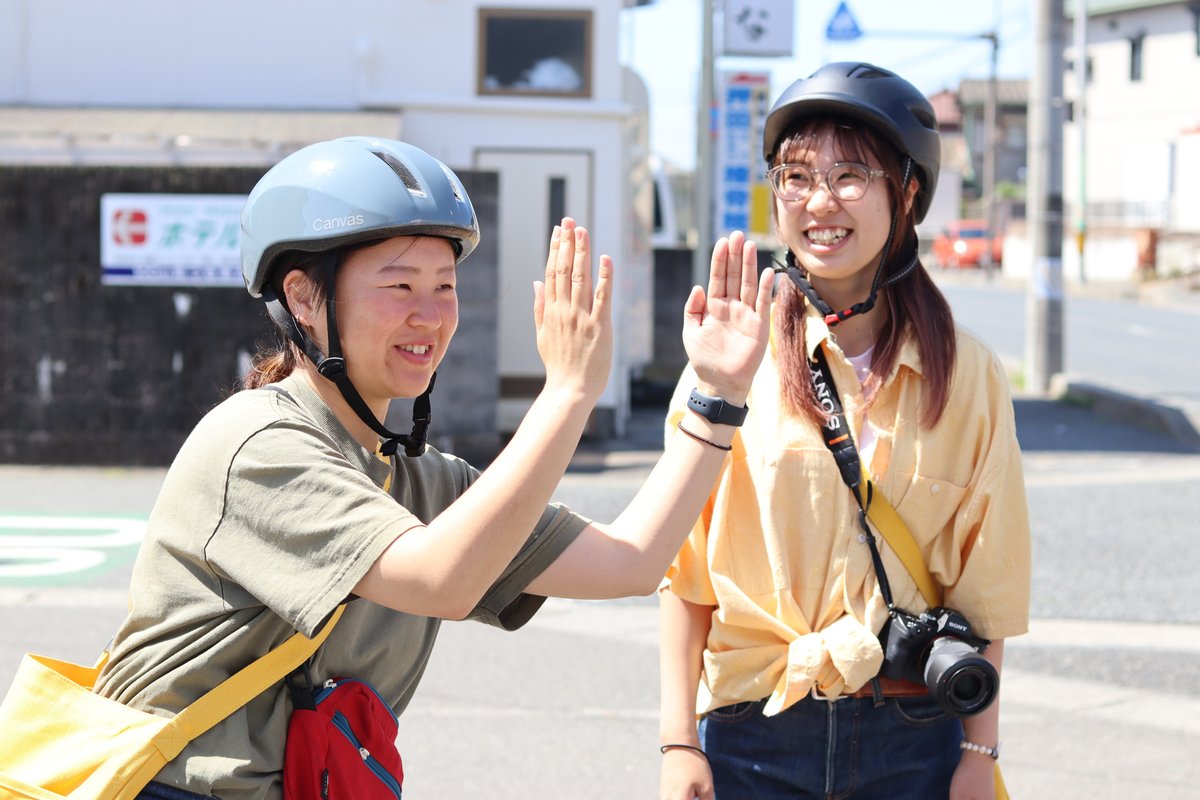 手を使って、間取りの説明をする正木さん