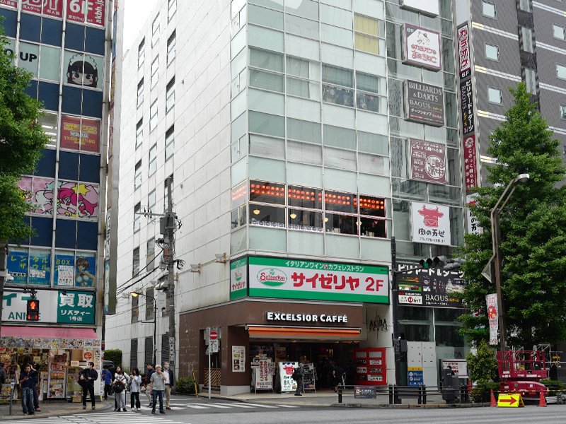 肉の万世。ここがあらたな本店になるんだろうか…。｜サカキ