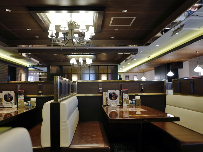 肉の万世。ここがあらたな本店になるんだろうか…。｜サカキ