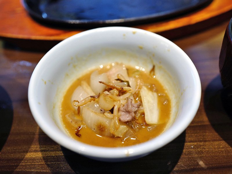 肉の万世。ここがあらたな本店になるんだろうか…。｜サカキ