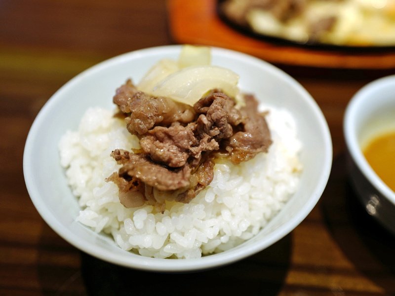 Amazon.co.jp: 肉の万世 黒毛和牛 サーロインステーキ 《200g