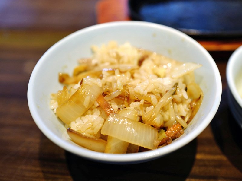 肉の万世。ここがあらたな本店になるんだろうか…。｜サカキ