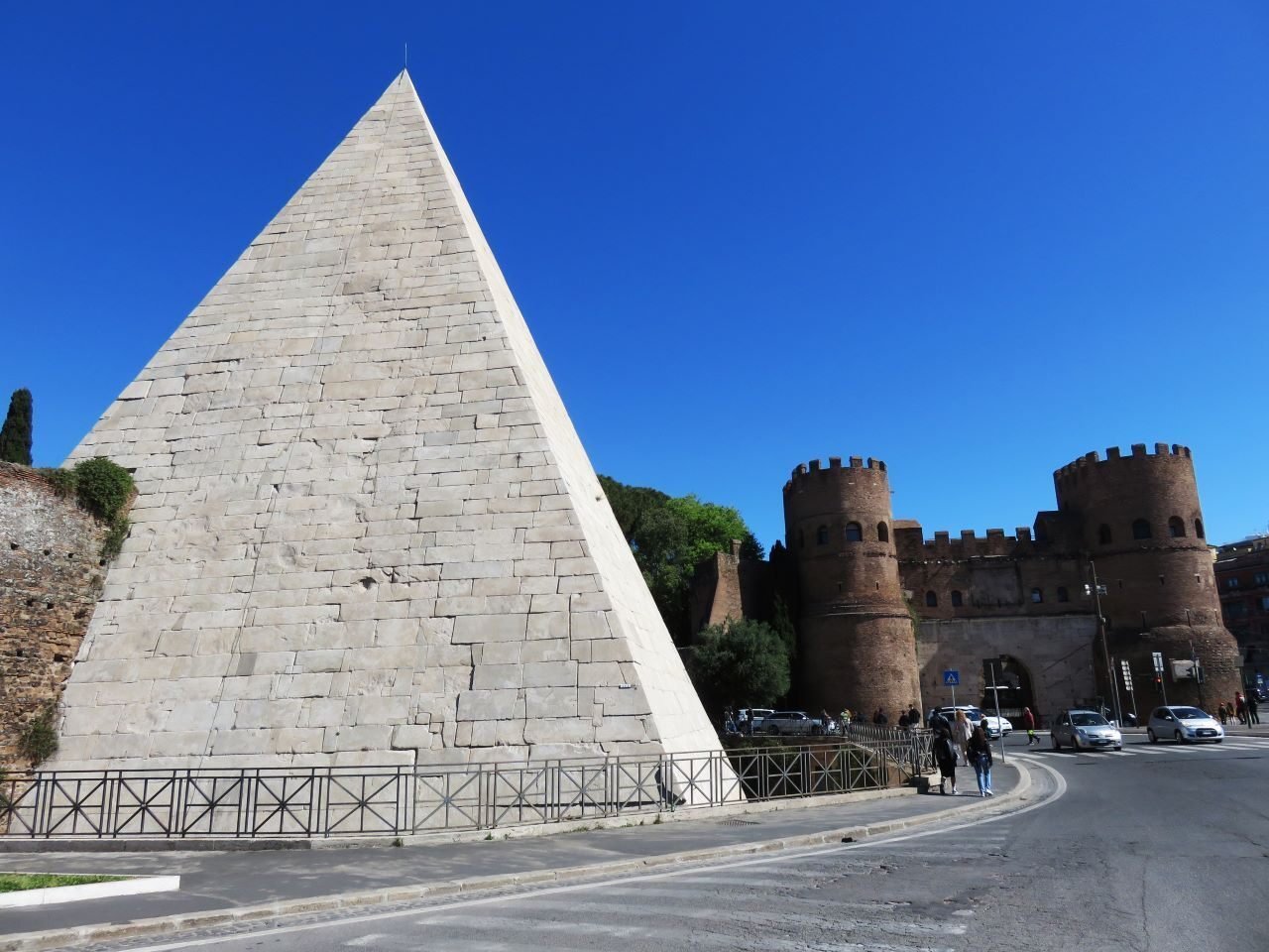 エジプトではなく、イタリア、ローマに現存する唯一のピラミッド