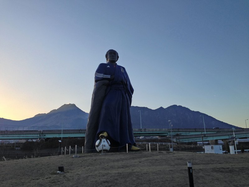 サムライブルー龍馬像　サッカーボールと一緒の坂本龍馬さん　長崎県