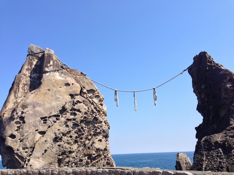 高知県室戸市 　鹿岡の夫婦岩　岩の柱が並ぶ海岸ロード