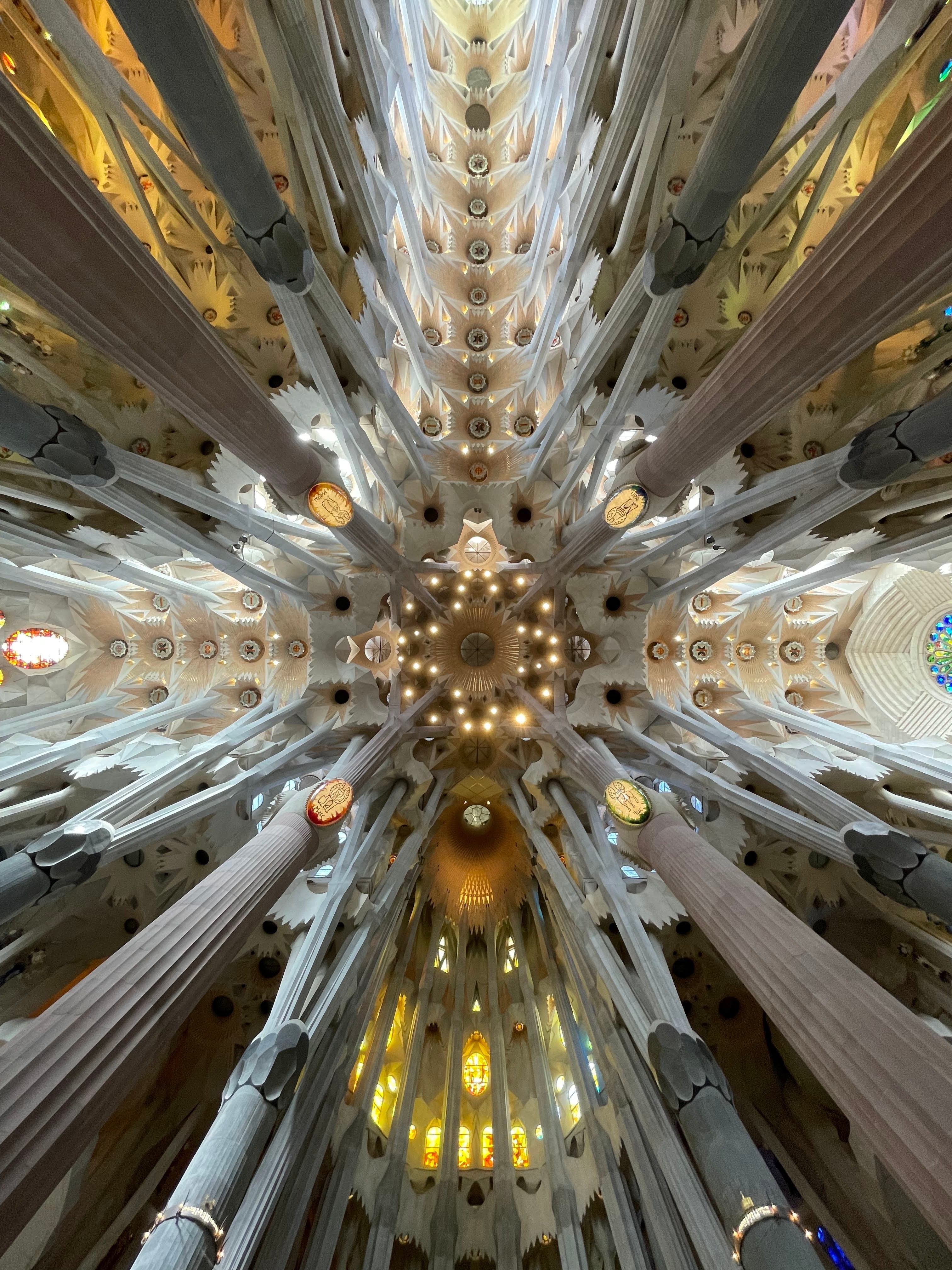 完成してしまう前に】バルセロナの宝石、神秘のサグラダ・ファミリアへ