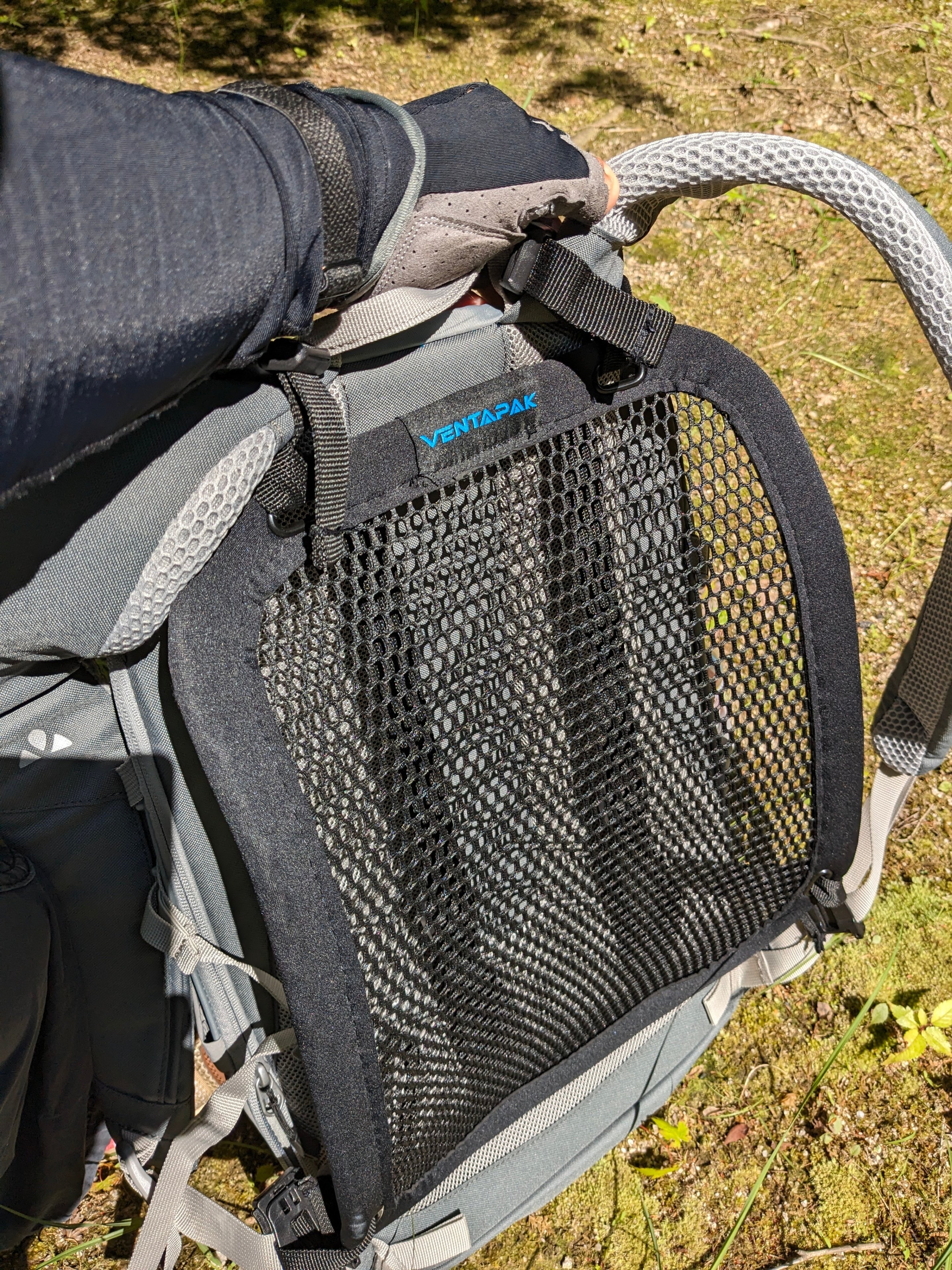 風を背中に流すサイクル用リュック　Cycle Air Intake Backpack　15L　ブラック/レッド 自転車用リュックは背中が汗で蒸れないドイターのRace EXP Airが