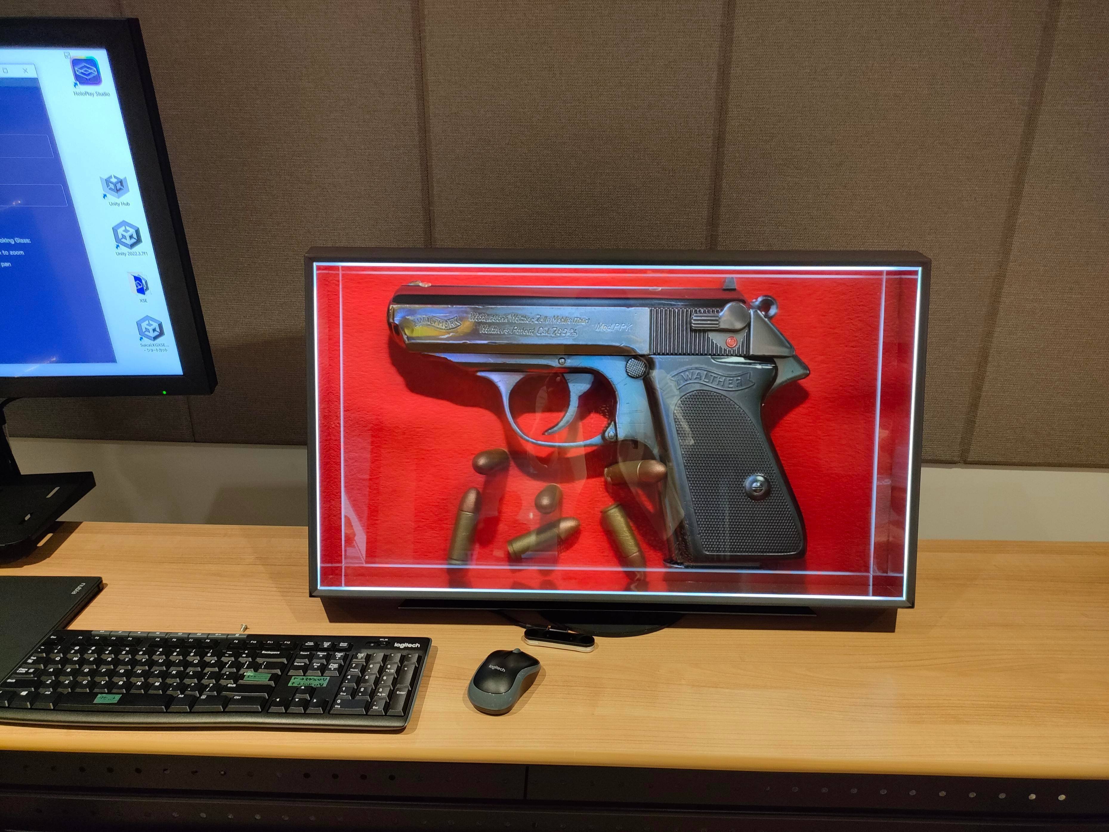 Looking Glass 3Dディスプレイ 本体と付属品 ポケットに立体画像。ポータブル“ホログラフィック”ディスプレイ