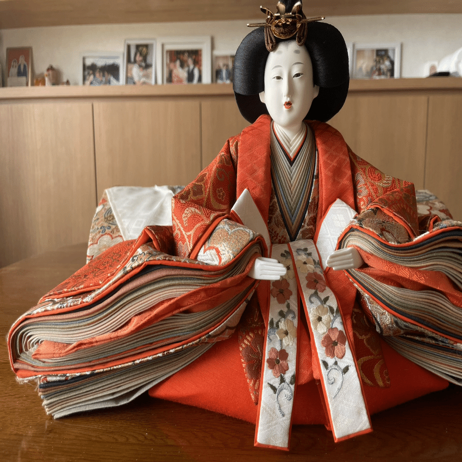 30年ぶりに七段の雛人形を出したらヤバかった｜茨木彩菜｜作家｜AI