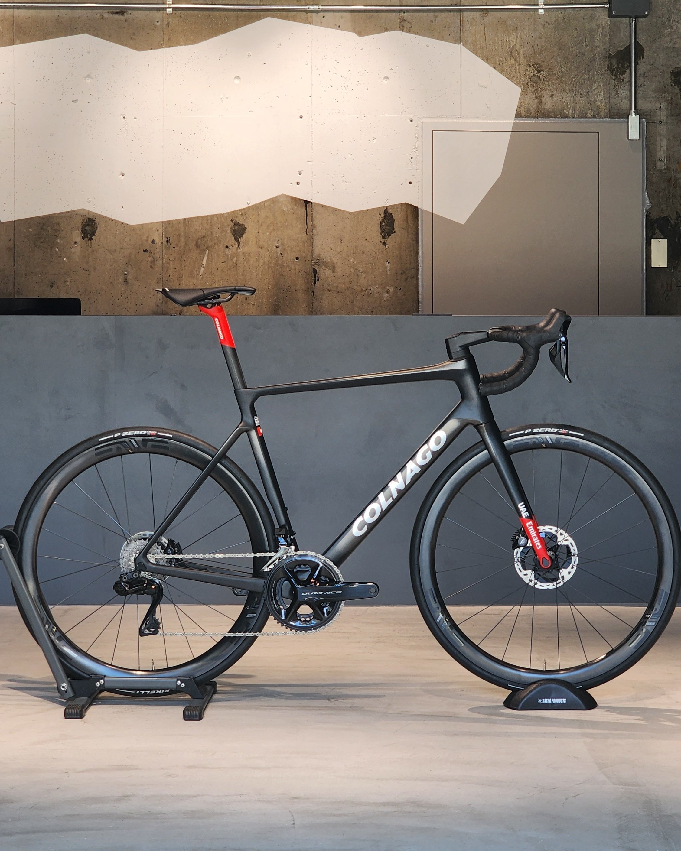 【祝開店！大放出セール開催中】 タデイ・ポガチャル 直筆サイン入り【COLNAGO-V4Rs】特別展示 ウェア