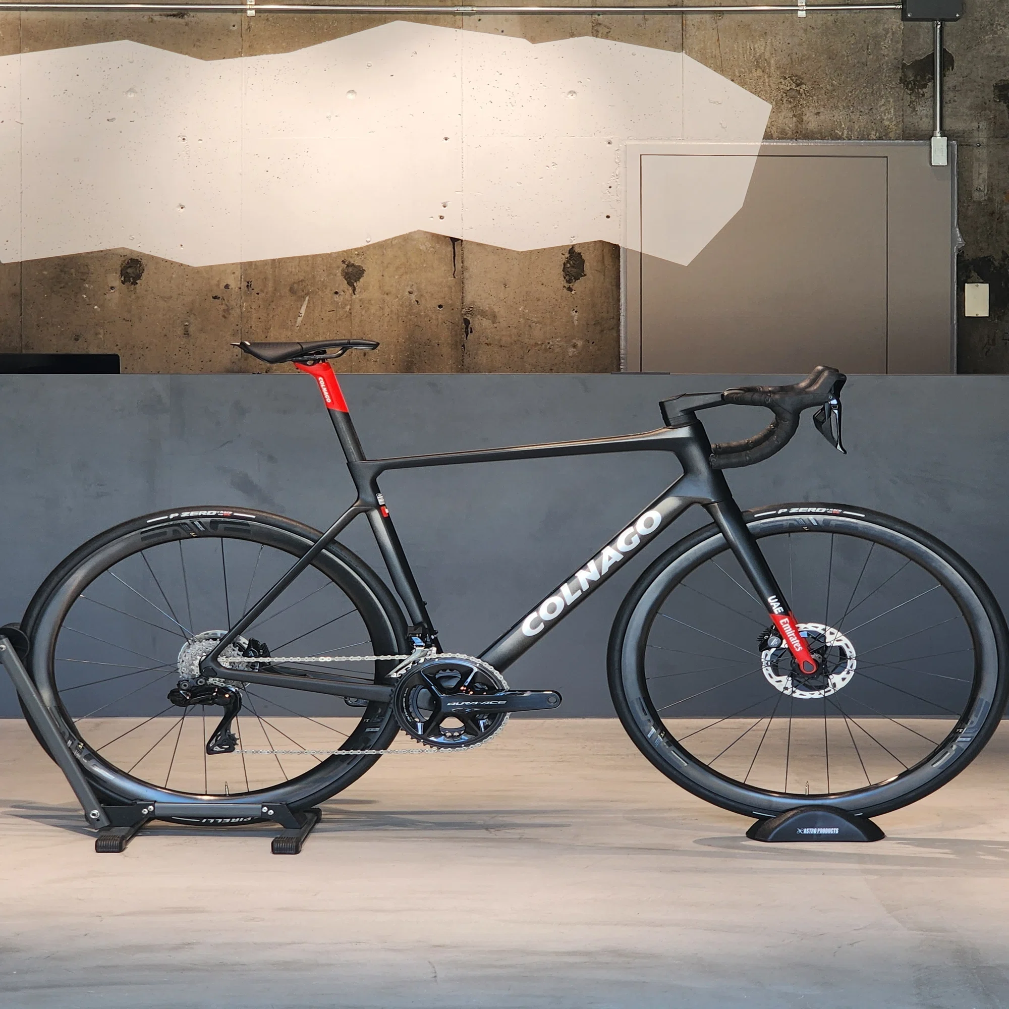 タデイ・ポガチャル 直筆サイン入り【COLNAGO-V4Rs】特別展示｜RAPPORT 