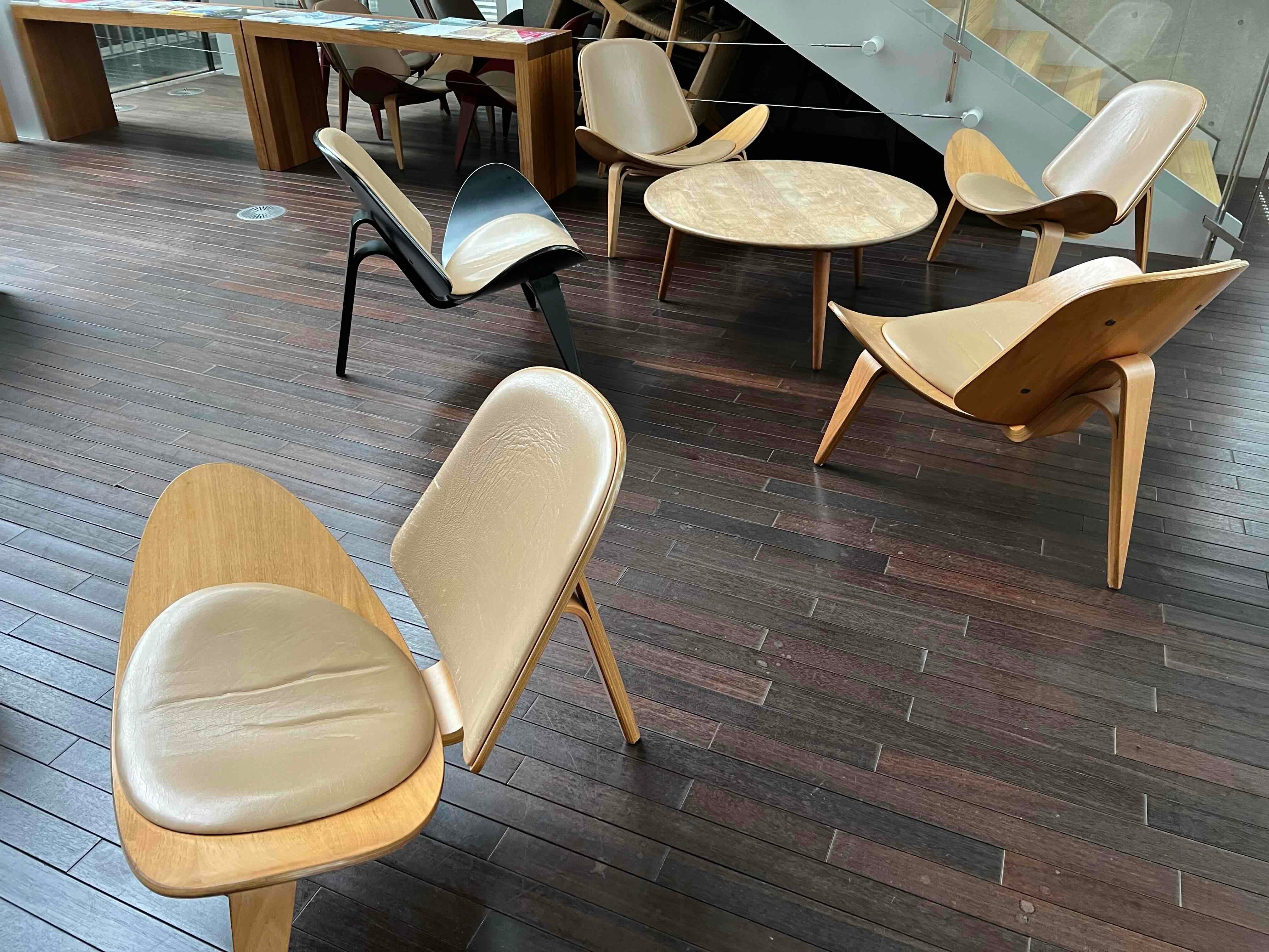 美術館の名作椅子の数々その2 国立新美術館はデンマーク