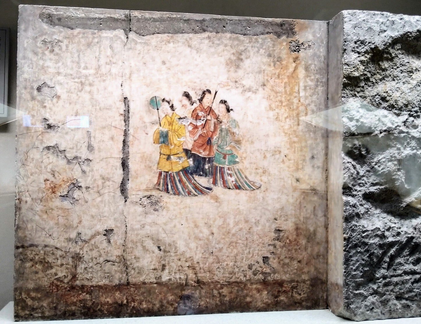 高松塚古墳壁画　名前入り　飛鳥美人壁画　オブジェ　置物　インテリア 国宝・高松塚古墳壁画 西壁「飛鳥美人」複製を製作 | 大塚オーミ