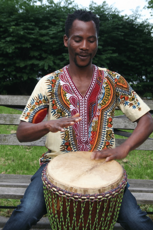 僕たちはドラムで会話する」アフリカ音楽の楽しさを伝えるガーナ人｜DANRO