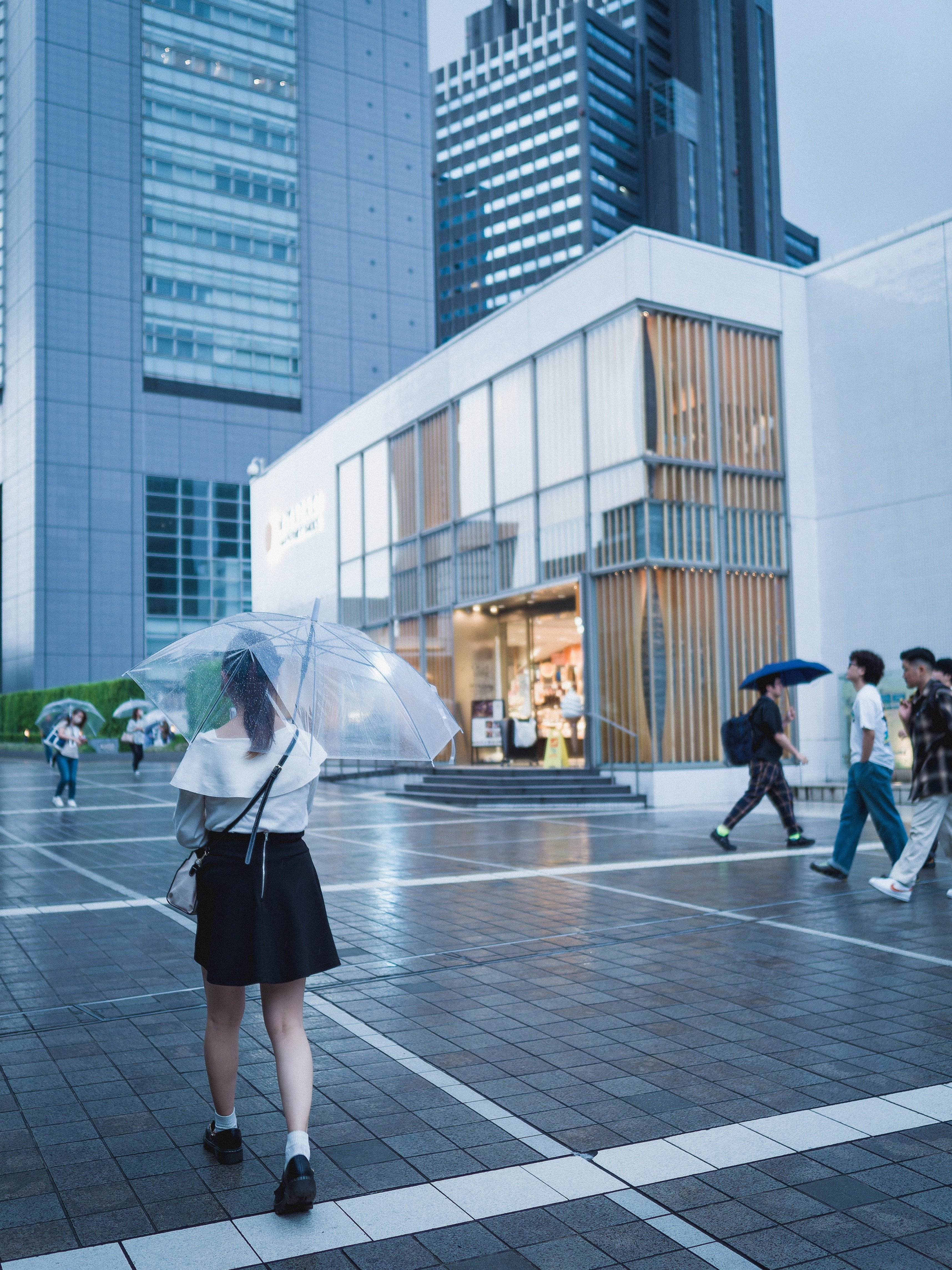 ⭐︎ご縁を大切に⭐︎UN3D. VEST LIKE White OM SYSTEM M.ZUIKO DIGITAL ED 17mm F1.2 PROで雨のフォト