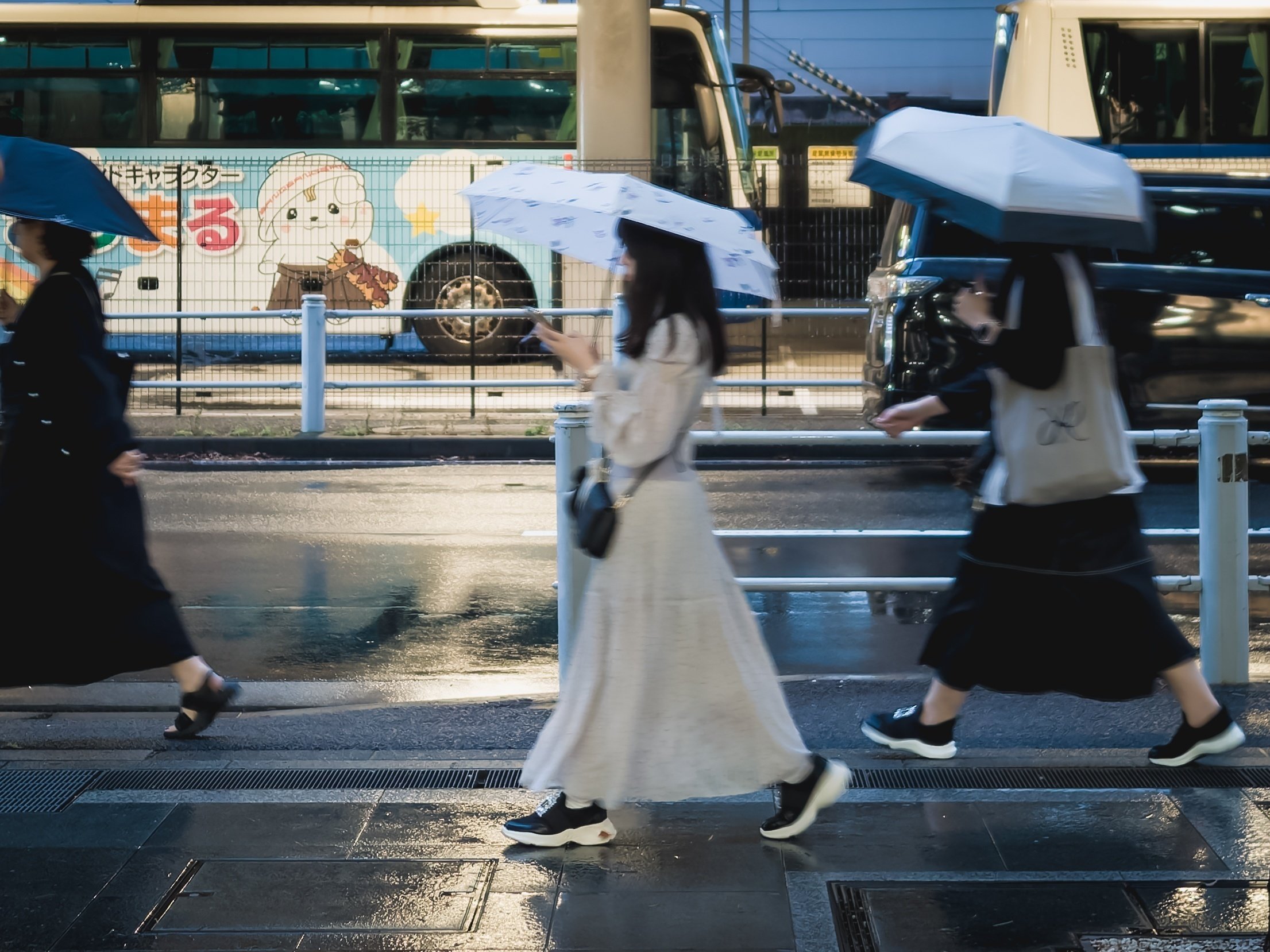 ⭐︎ご縁を大切に⭐︎UN3D. VEST LIKE White OM SYSTEM M.ZUIKO DIGITAL ED 17mm F1.2 PROで雨のフォト