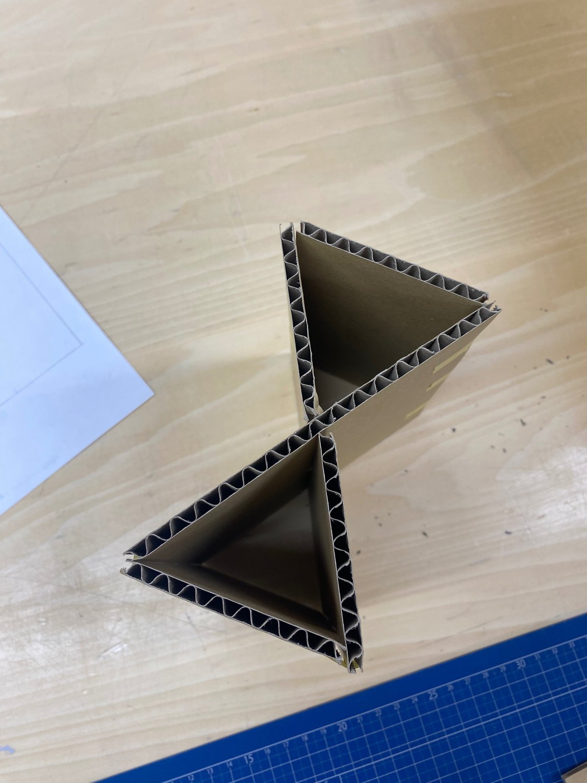 人が乗れる段ボールの造形｜054安部Momoka, image size:1200x1600