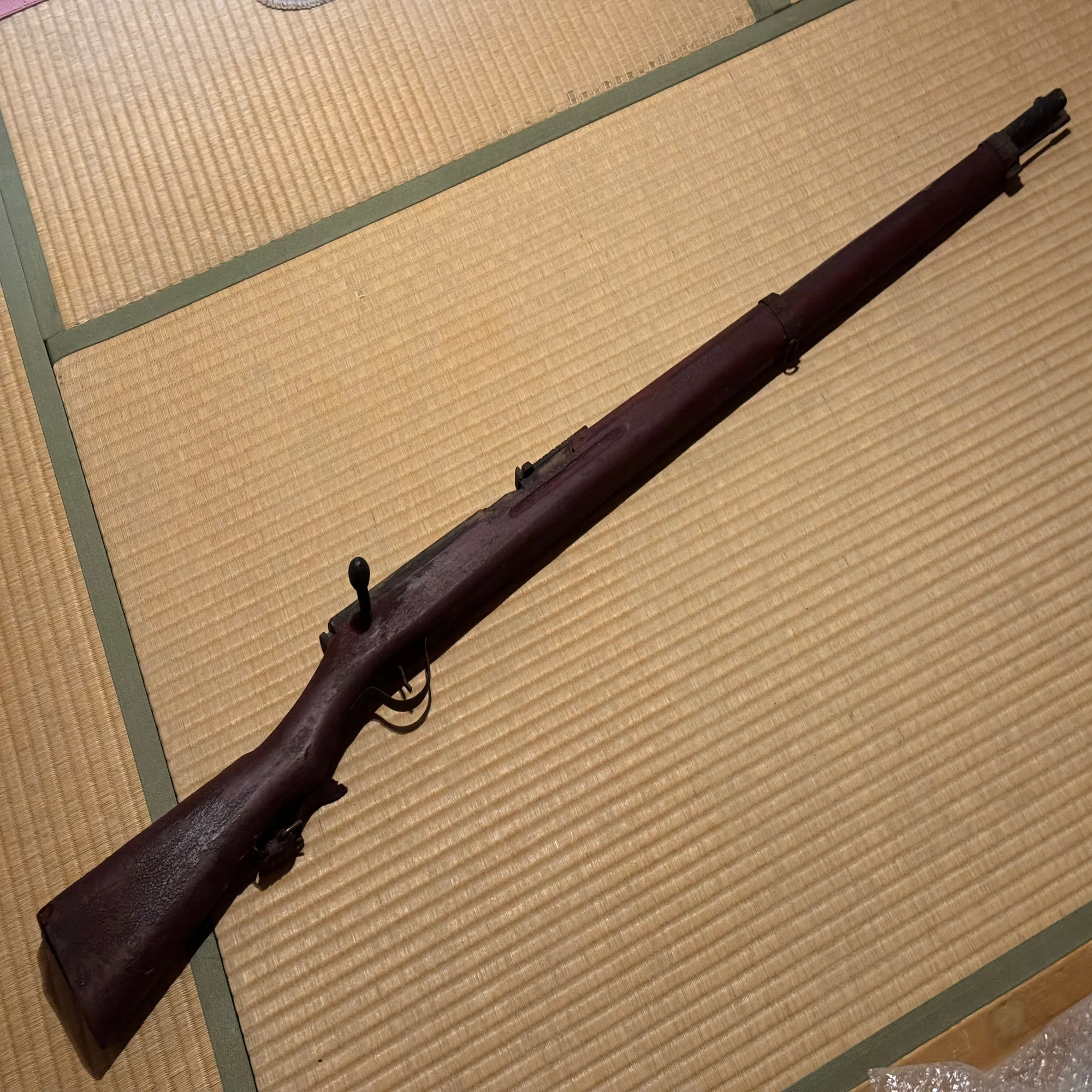青年たちの訓練に使われた木製の模擬銃ー撃てなくても取扱に慣れ、いざ 