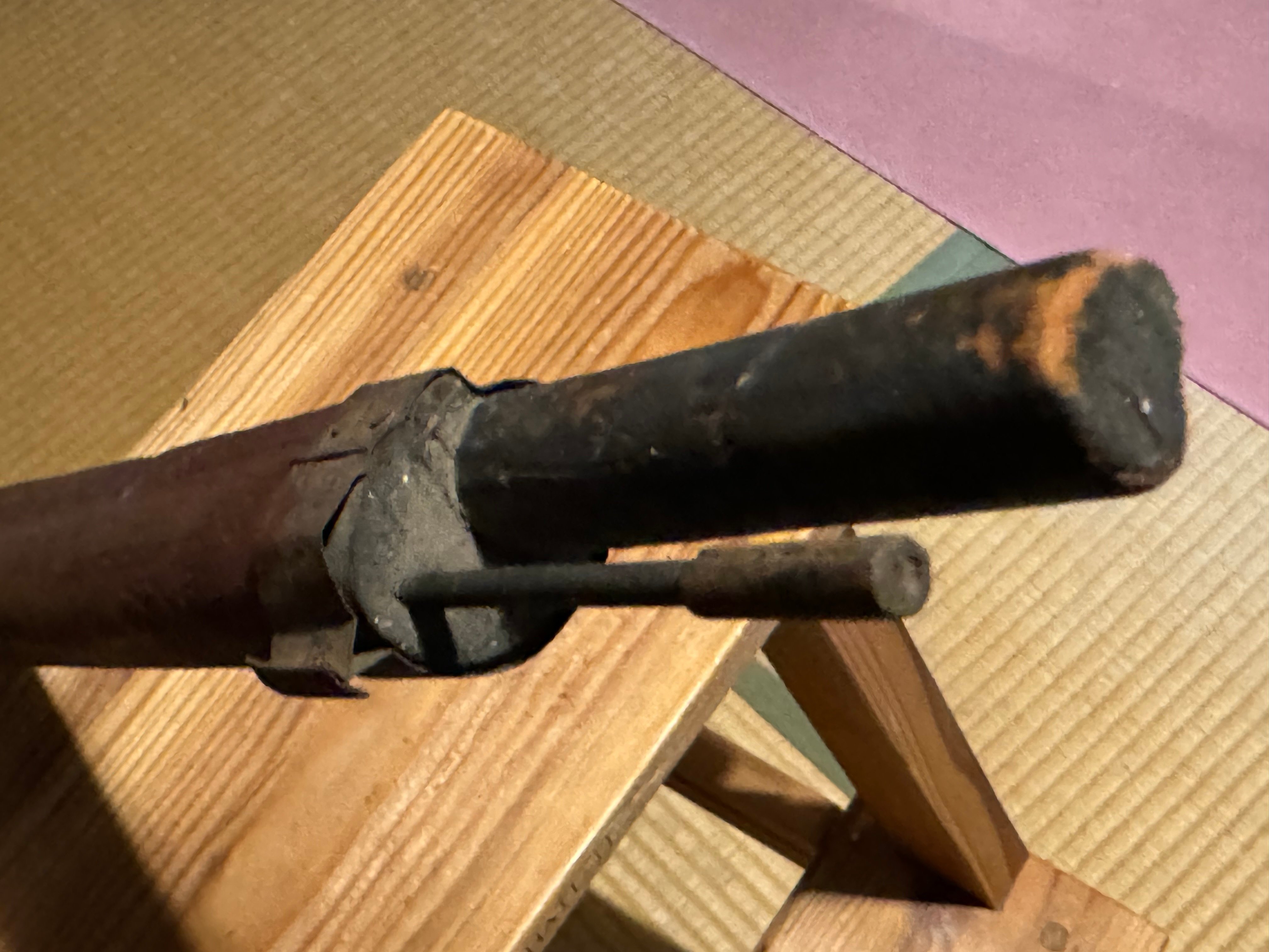 青年たちの訓練に使われた木製の模擬銃ー撃てなくても取扱に慣れ