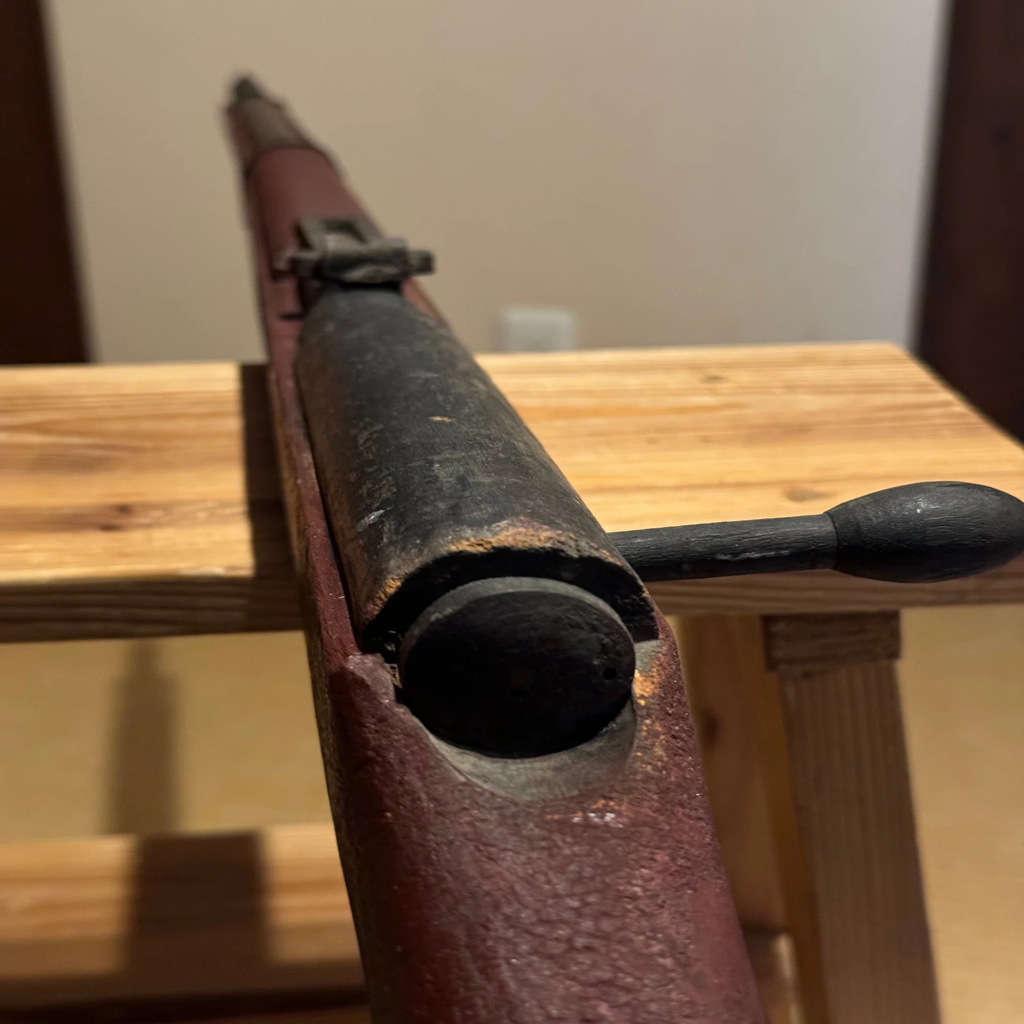 青年たちの訓練に使われた木製の模擬銃ー撃てなくても取扱に慣れ、いざ 