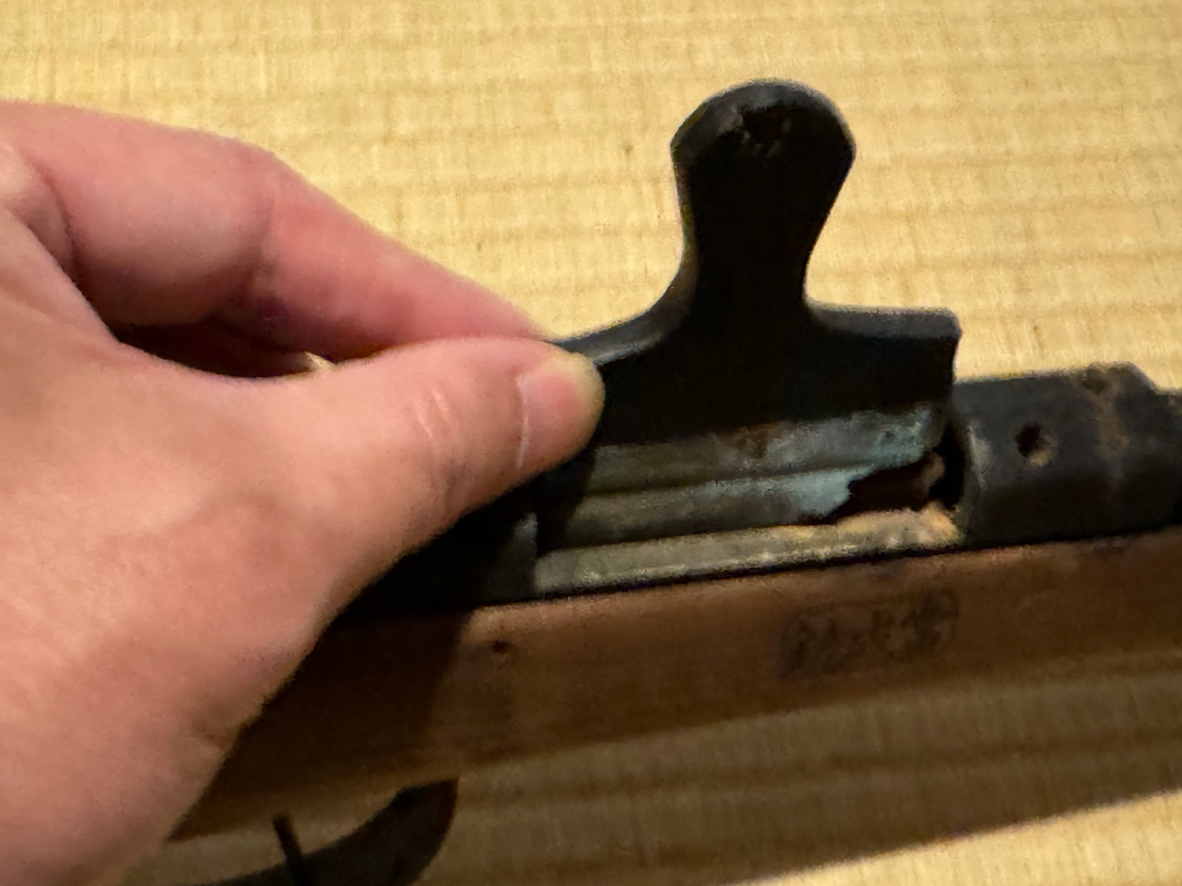 青年たちの訓練に使われた木製の模擬銃ー撃てなくても取扱に慣れ