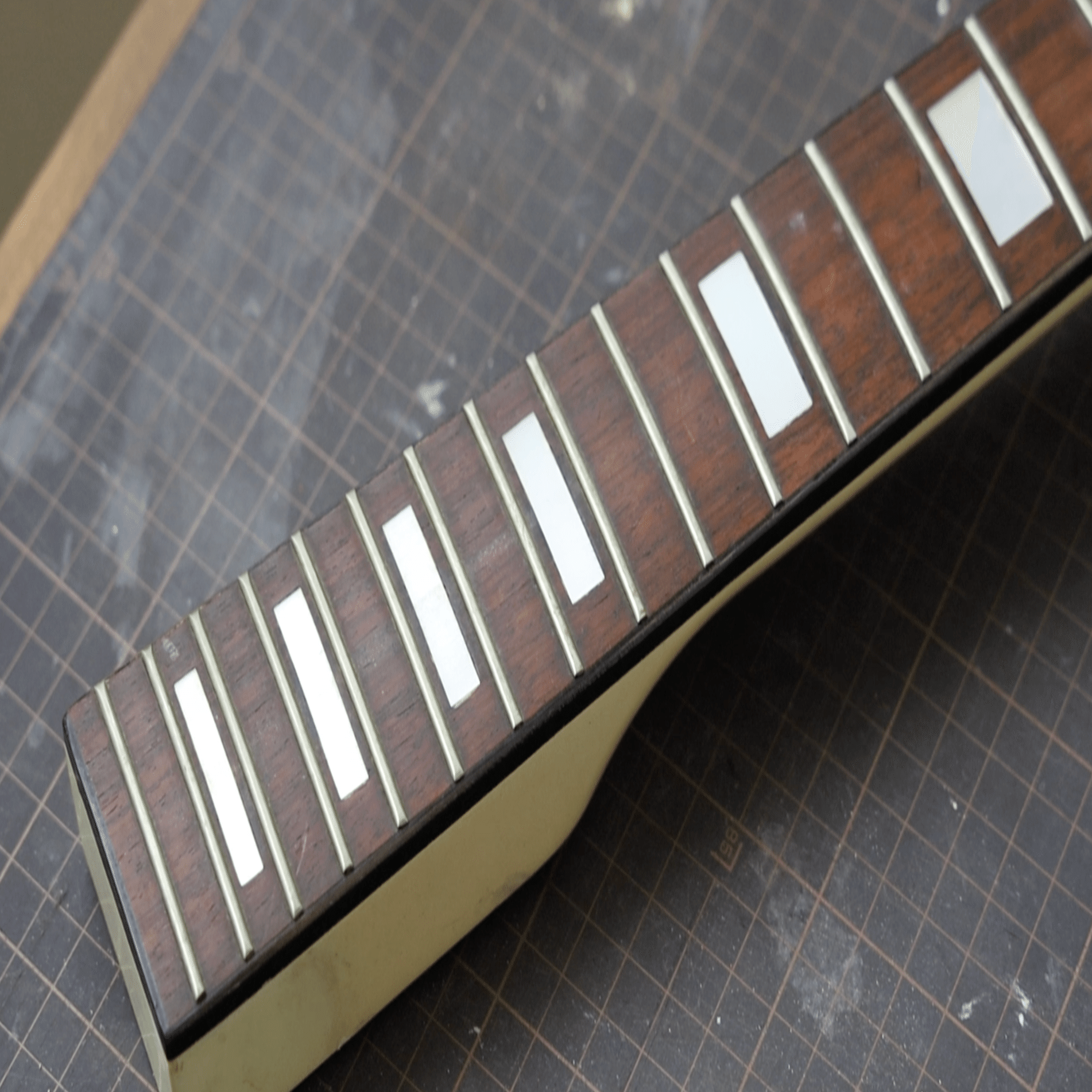 Fresher レスポールタイプのレストアとモディフィケーション 1