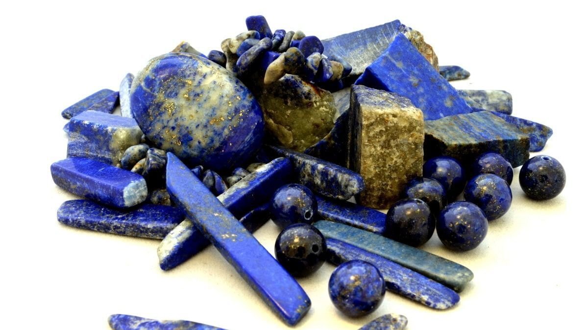 それでは早速、ラピスラズリ（瑠璃）の本物（自然の石）と偽物（模造品