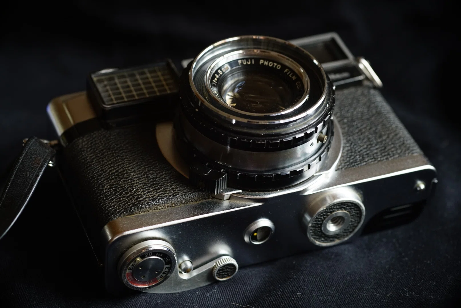和製ズミクロン」を旧いカメラから取り出し Fujica35-EE｜sentdemiro