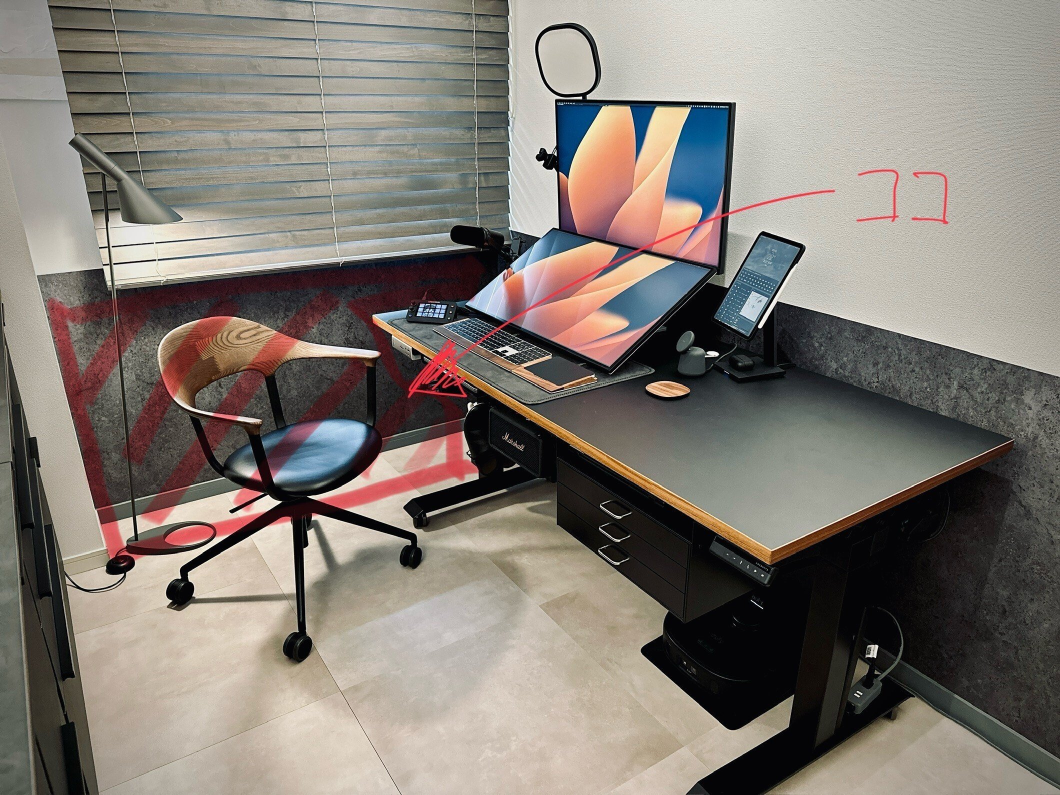 部屋のくぼみに合わせてL字デスクをつくる｜suwa-sh / 諏訪真一