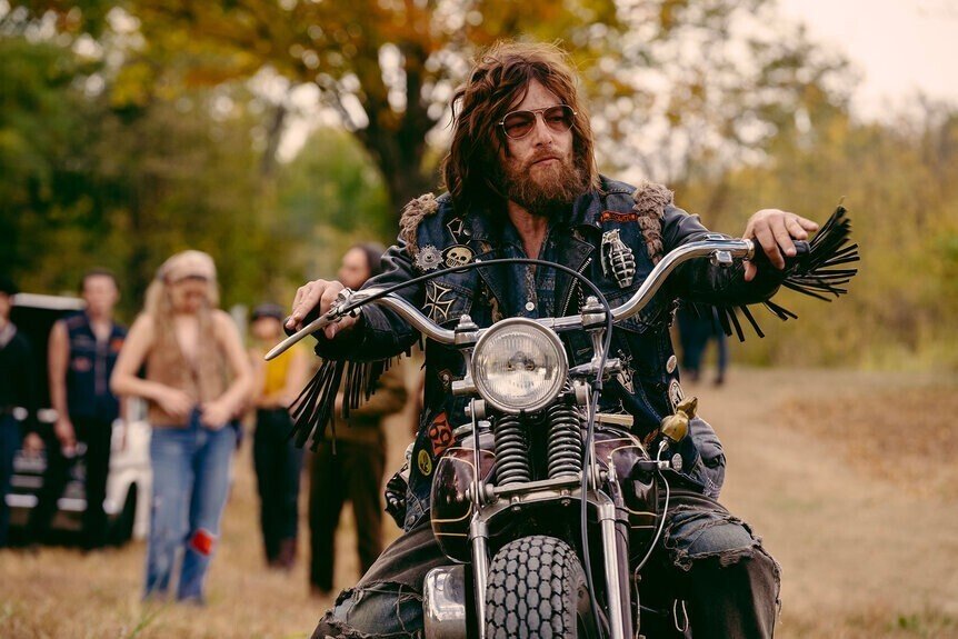 TOM HARDY, AUSTIN BUTLER ＆JODIE COMER in”The Bikeriders