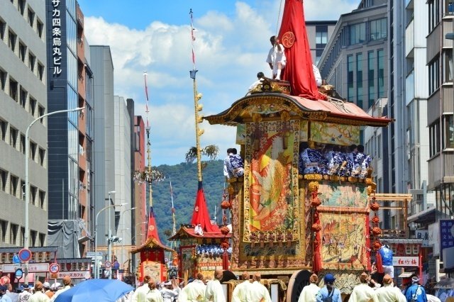 京都祇園祭の染織美術ー山鉾は生きた美術館』祇園祭に持っていき 京都祇園祭の染織美術ー山鉾は生きた美術館』祇園祭に持っていき