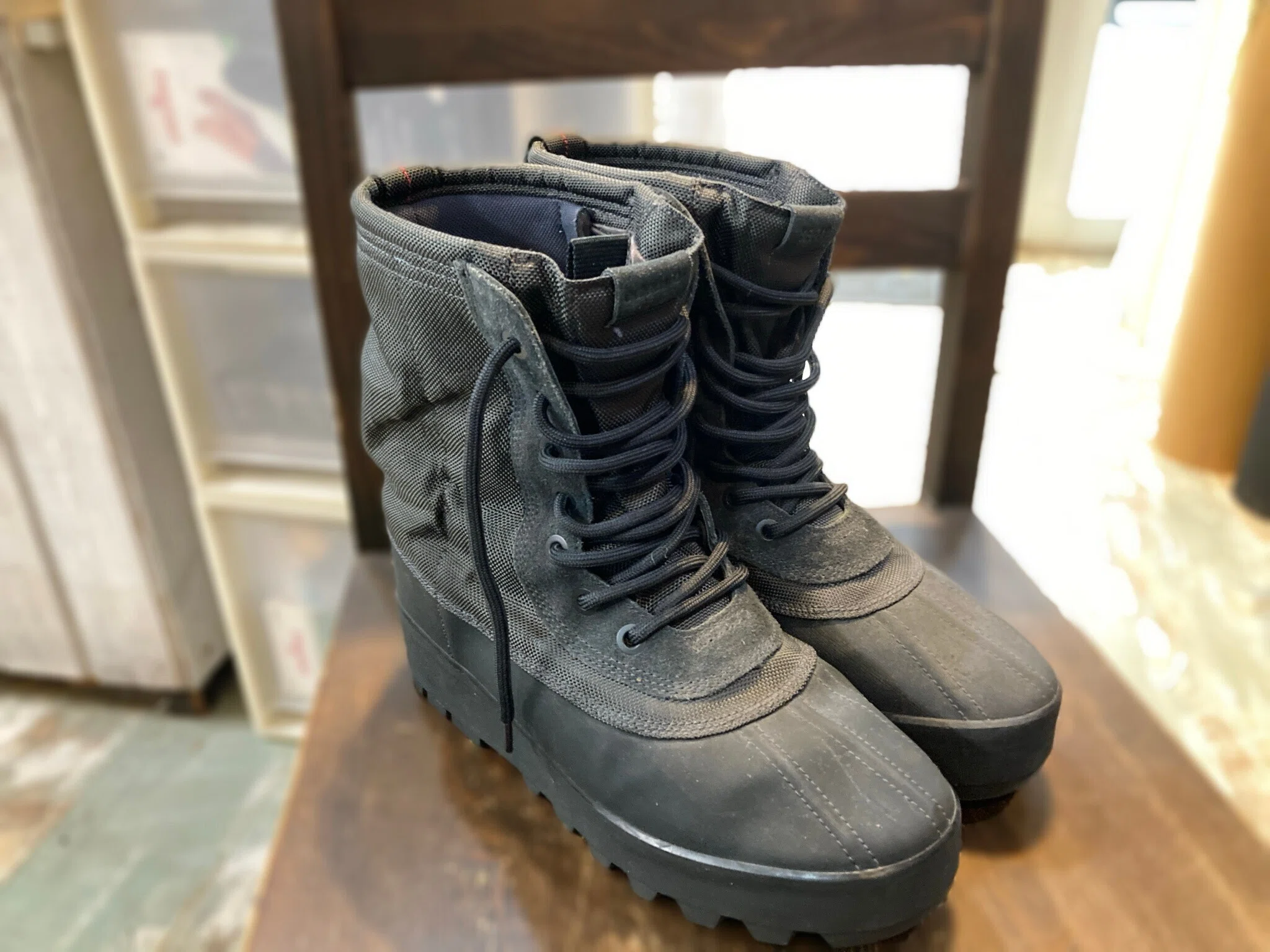 ライニング補修】adidas Yeezy 950の破れたライニングの修理｜CREA