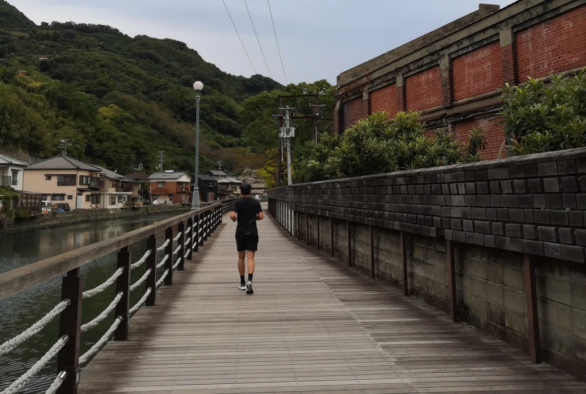 レトロな古い街並みを走る夫