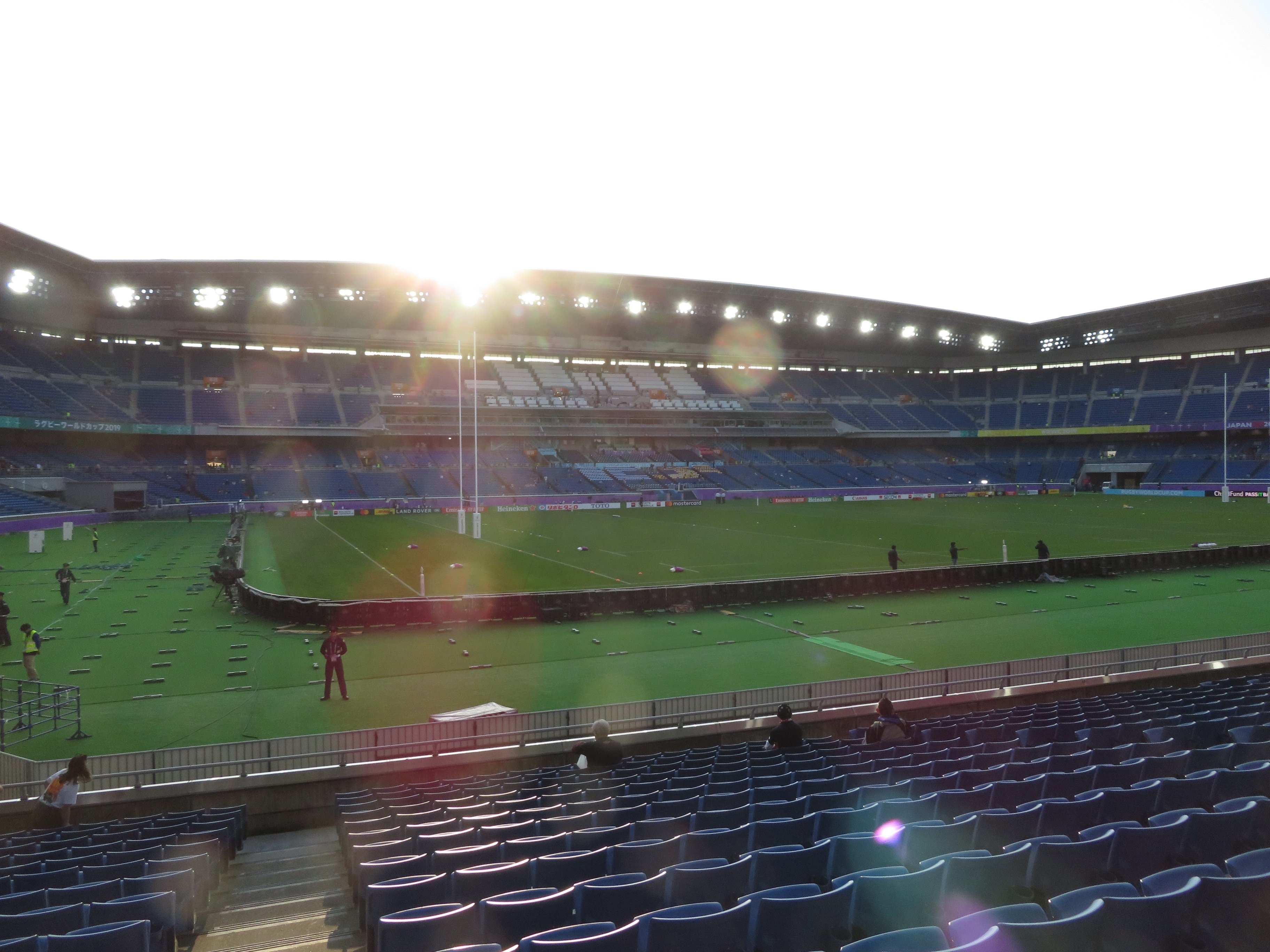 ニュージーランドの「マハラジャ」から託された旗にサインを集める旅