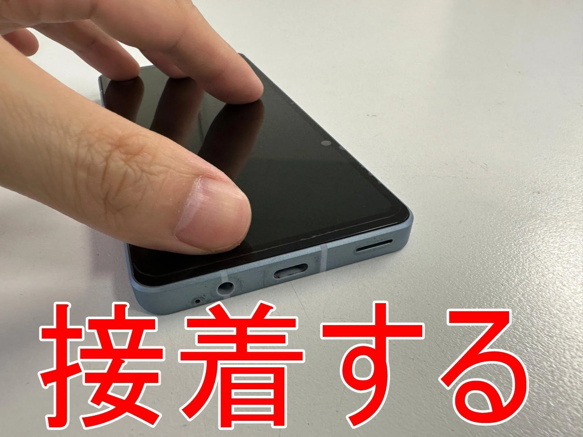 AQUOS sense7の画面交換を14080円で対応中！ガラス割れで画面が映ら