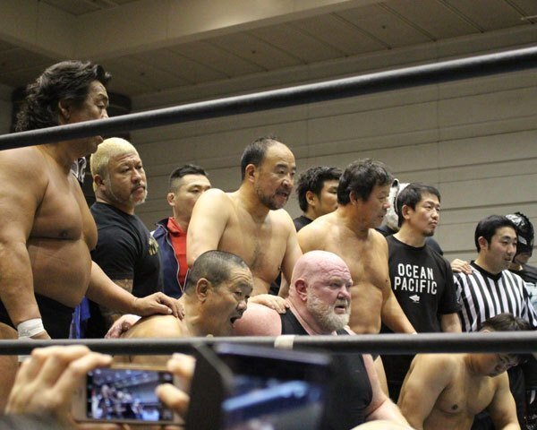 ビックバン・ベイダー｜伊賀プロレス通信「気がつけば逆エビ固め]