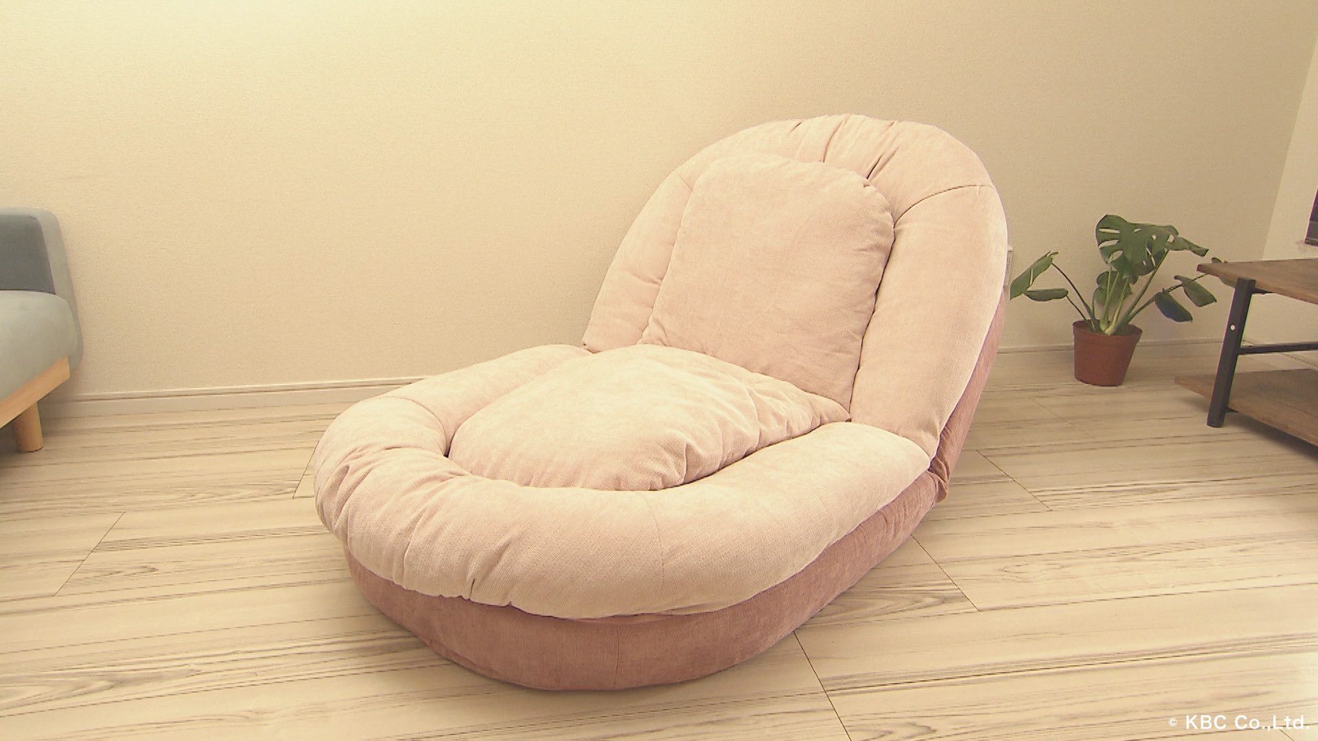 ぼる塾の3人が『ヒナに転生!?3wayソファベッド』に座る/家具D2Cタンス