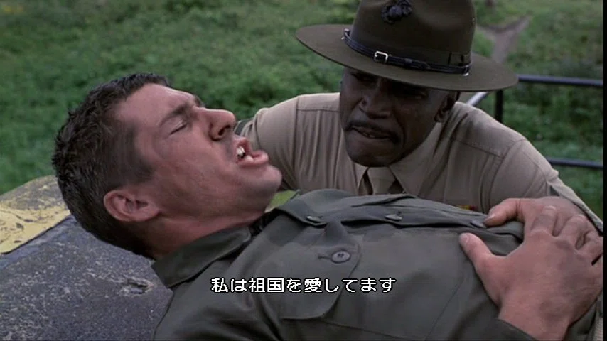 映画『愛と青春の旅立ち』のワンシーン、リチャード・ギア(左)とルイス・ゴセットJr.(右)