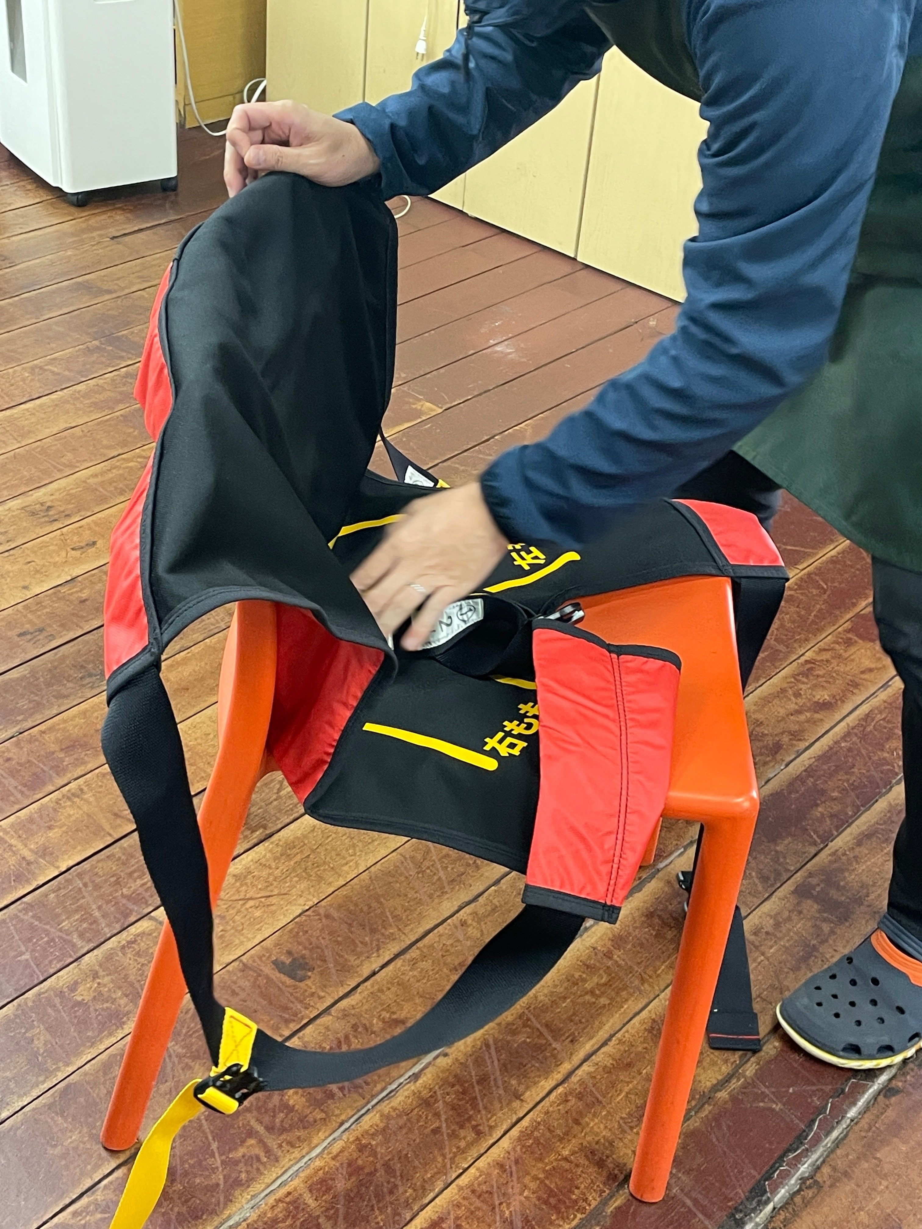 おんぶラック　背負い具 避難から介護まで。大人も背負えるおんぶ補助具、おんぶらっく
